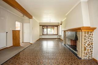 <strong>INDELING</strong><br /><strong>GELIJKVLOERS</strong><br />Woonkamer met trap naar de verdieping. Toiletruimte. Eetkamer. Keuken voorzien van de volgende toestellen nl. dubbele spoeltafel, gasfornuis en afzuigkap. Berging/wasplaats met aansluiting voor wasmachine/droogkast en zij-ingang. Veranda met toegang tot de tuin. <br />Ruime garage met aardgasbrander van de C.V. en warmwater en uitgietbak. <br /><br /><strong>1STE VERDIEPING</strong><br />Overloop met zolderluik. 4 ruime slaapkamers. <br />Badkamer voorzien van ligbad, toilet, lavabomeubel en doorstroomtoestel op aardgas.<br /><br /><strong>ZOLDERVERDIEPING</strong><br />Zolderruimte. <br /><br /><strong>KELDERVERDIEPING</strong><br />Kelder en verluchtingsruimte. <br /><br /><strong>BUITEN</strong><br />Voortuin met aan de rechterkant een oprit tot aan de garage.<br />Terras met zonneluifel en omheinde met volière, tuinhuis en achteraan een werkplaats. <br /><br /><strong>BIJZONDERHEDEN </strong><br />Houten ramen. Enkele & dubbele beglazing. Handmatige rolluiken. Aangesloten op riolering. 380V voorzien in de werkplaats. <br /><br /><strong>POSITIEVE ASPECTEN</strong><br />Zeer centrale ligging op fiets- en wandelafstand van alle nodige voorzieningen<br />Verassend ruime woning met een bewoonbare oppervlakte van 219m²<br />Zuid georiënteerde tuin<br />Woning kan naar eigen wensen/noden gerenoveerd worden<br /><br /><em>Renovatieverplichting residentiële gebouwen van toepassing.</em>