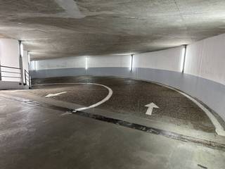 Situé sous le parc Joseph Stübbenpark, ce garage fermé se trouve à Duinbergen. Le box de garage est facilement accessible et se trouve à quelques pas du Duinbergen Zeedijk. Le box de garage dispose d'un portail basculant manuel avec une entrée fluide.Dimensions :5,90 x 2,80 x 2,30Vous recherchez un garage à Knokke-Heist ? Veuillez contacter le gestionnaire de fichiers Arne Reubens au +32 472 186 304 ou à arne.reubens@dewaele.com
