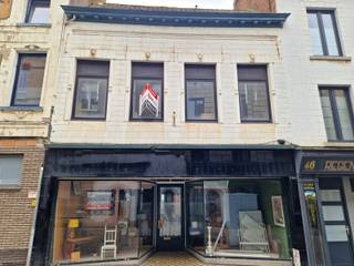 <p>Achter deze charmante gevel schuilt een woning boordevol mogelijkheden! Dit karaktervolle pand met authentieke elementen wacht op een nieuwe eigenaar die het renoveert en kan omtoveren tot een echte parel.</p>
<p>Deze ruime burgerwoning biedt tal van opties, ideaal voor wie droomt van een zelfstandige activiteit (ruimte zelfstandige activiteit: 68m2) of een stadswoning. Op het gelijkvloers bevindt zich de winkelruimte, de leefruimte met aanpalende keuken, de wasplaats en de badkamer. Op de eerste verdieping vinden we drie ruime slaapkamers, met daarboven de zolder met extra potentieel. de kelder biedt bijkomende bergruimte.</p>
<p>En als kers op de taart? Een gezellige stadstuin waar u kan genieten van rust en buitenlucht, midden in het centrum.</p>
<p>Benieuwd naar de mogelijkheden van deze unieke woning? Neem snel contact op met WSB-Immo en ontdek het zelf!</p>