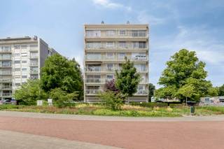 Volledig gerenoveerd appartement (vijfde verdieping), zeer centraal gelegen aan de balkonrotonde van het station te Brugge, voorzien van...