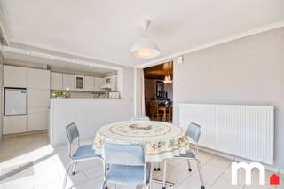 Bent u op zoek naar een ruime woning met potentieel op een centrale locatie? Deze op te frissen gezinswoning in Heule biedt alles wat u nodig...