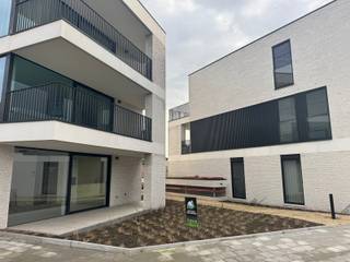 Uitstekend gelegen nieuwbouw gelijkvloers appartement met 1 slaapkamer gelegen in het centrum van Rotselaar.Het appartement heeft een aparte inkomhal...