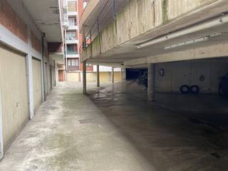 Garagebox in het hartje van Strombeek-Bever, in de residentie Van Dijck. Lasten: 45€/maand