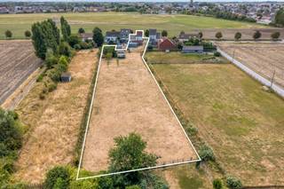 <p><span>Op zoek naar ruimte, rust en mogelijkheden? Deze goed onderhouden woning is gelegen op een </span><strong><span>ruim perceel van maar liefst 3.445 m²</span></strong><span>, in een rustige en landelijke omgeving van Oudenburg. Vanuit de woning en tuin geniet u van een prachtig open zicht op de omliggende velden, terwijl de woning toch vlot bereikbaar is.</span></p>
<p><span>Het uitzonderlijk grote perceel biedt tal van mogelijkheden. Denk aan het houden van </span><strong><span>paarden, schapen of andere dieren</span></strong><span>, het aanleggen van een ruime moestuin of een combinatie hiervan. In de tuin zijn bovendien reeds heel wat planten aanwezig, wat meteen voor een groene en aangename omgeving zorgt.</span></p>
<p>De woning zelf werd doorheen de jaren steeds goed onderhouden. Hoewel bepaalde zaken nog verder afgewerkt of gemoderniseerd kunnen worden, is de goede basis duidelijk aanwezig en biedt de woning heel wat potentieel om er uw eigen thuis van te maken.</p>
<p>Een bijkomende troef is het bijzonder gunstige kadastraal inkomen van slechts €345, waardoor de jaarlijkse onroerende voorheffing beperkt blijft.</p>
<p>Bij de verkoop zijn bovendien heel wat nuttige goederen inbegrepen in de vraagprijs, wat u heel wat extra kosten en moeite bespaart.</p>
<p>Een unieke kans voor wie op zoek is naar ruimte, rust, groen en vrijheid, met een perceel dat mogelijkheden biedt die vandaag nog maar zelden te vinden zijn.</p>
<p>Eerste bezoeken mogelijk vanaf 27 augustus.</p>