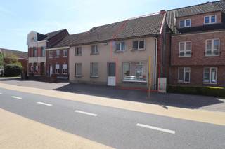 INDELINGGELIJKVLOERSWoonkamer, keuken voorzien van gasvuur en afzuigkap, berging onder de trap, badkamer voorzien van douchecel en badkamermeubel,...