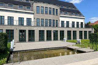 Le deuxième étage offre 330 m² de bureaux modulables, lumineux et flexibles, adaptés à des postes de travail, des salles de réunion ou des...