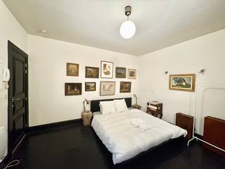 Deze kleine maar praktische, gemeubelde studio is gelegen op de eerste verdieping (geen lift), in de levendige en gegeerde buurt van Antwerpen-Zuid. De studio beschikt over een slaapruimte met open keuken en een badkamer uitgerust met douche, lavabo en toilet. Daarnaast is er een gezellige koer, ideaal om even te ontspannen.<br /><br />Opmerking: Geen aansluiting voor een wasmachine aanwezig.<br /><br />Dankzij de centrale ligging bevindt u zich op wandelafstand van winkels, trendy cafés en het openbaar vervoer.<br /><br />Huurprijs: €1000,00/maand inclusief kosten (water, verwarming en elektriciteit) . <br /><br />De studio is beschikbaar vanaf 01/03/2026<br /><br />Voor meer informatie of om een bezoek in te plannen, kan u ons contacteren via 03 203 02 02 of immo@sidimex.be