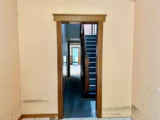 <p><span>Te renoveren woning met garage in centrum Oudenaarde.</span></p><p><span> </span></p><p><span>INDELING</span></p><p><span>De woning omvat op het gelijkvloers een inkomhal, 2 slaapkamers, living, keuken en badkamer.</span></p><p><span>Op de eerste verdieping is er een living met keuken, badkamer en slaapkamer.</span></p><p><span>Verder is er een zolder en een kelder.</span></p><p><span>De woning heeft een ruime garage op de kant van de Pauwel Vander Scheldenstraat.</span></p><p><span> </span></p><p><span>LIGGING</span></p><p><span>Gelegen in het centrum van Oudenaarde, vlakbij het station en op wandelafstand van de markt.</span></p><p><span> </span></p><p><span>PRAKTISCH</span></p><p><span>Voor meer info en/of afspraak mail eefje@immodhondt.be</span></p>