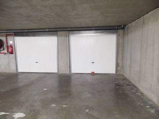 Garagebox in een kleine residentie in het centrum van De Panne, vlakbij de markt.Garagebox: Lengte: ± 5m80 Breedte: ± 3m12 Hoogte: ± 2m88Garagepoort:...