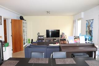 Instapklaar appartement op de 1eV bestaande uit: 1eV: een inkomhall, een woonkamer, een ingerichte keuken, een apart toilet, een...