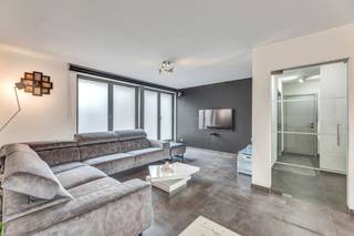 Voor meer info of een bezoek, bel 053 59 49 33 - In het centrum van Erembodegem vinden we deze prachtige woning met 4 slaapkamers. Op het...