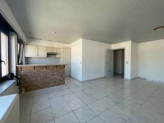 <p><span>OVERWINNINGSTRAAT 17 2e v 2850 BOOM:</span></p><p><span> </span></p><p><span>Ruim appartement op de tweede verdieping met 2 slaapkamers.</span></p><p><span>Een </span><span>uitstekende verbinding naar de A12 richting Antwerpen en Brussel</span><span>. De locatie is bovendien ideaal: </span><span>op wandelafstand van het centrum, scholen en openbaar vervoer</span><span>.</span></p><p><span>Via de </span><span>inkomhal</span><span> kom je binnen in de </span><span>ruime lichtrijke leefruimte met een open keuken</span><span>.</span></p><p><span>Daarnaast is er een badkamer voorzien van een bad, douche en toilet.</span></p><p><span>De slaapkamer aan de achterkant is voorzien van een terras.</span></p><p><span>Dit appartement is ideaal als </span><span>starters woning</span><span> of als </span><span>interessante opbrengst eigendom</span><span>, dankzij de centrale ligging en praktische indeling.</span></p><p><span> </span></p><p><span>Interesse? Contacteer <span>info@immodillen.be</span></span><span> - 03/888 44 01.</span></p><p><span> </span></p>