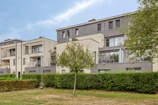 Ben je op zoek naar een ruim appartement met drie slaapkamers, een praktische indeling en een rustige ligging vlak bij het centrum?<br />Dan is deze duplex in Kruibeke zeker het ontdekken waard.<br /><br />Het appartement bevindt zich op de tweede en derde verdieping van het gebouw en is bereikbaar <strong>met de lift</strong>.<br />Op de eerste verdieping kom je binnen via de inkomhal met apart toilet. Van hieruit bereik je de ruime, lichtrijke leefruimte, waar je geniet van een aangenaam zicht op het omliggende groen met aansluitend ruim en zonnig tweede-terras. Aansluitend bevindt zich de volledig geïnstalleerde keuken, die beschikt over alle nodige comfort. Van hieruit heb je toegang tot het 2de terras. Verder is er een praktische berging.<br />Op de tweede verdieping bevinden zich <strong>drie slaapkamers</strong> en de badkamer.<br />Dankzij de duplexindeling zijn de leef- en slaapruimtes duidelijk van elkaar gescheiden, wat zorgt voor extra wooncomfort.<br /><br />Ook op vlak van parkeergelegenheid biedt dit appartement interessante mogelijkheden. <strong>Eén garage is inbegrepen</strong> in de verkoopprijs. Een tweede garage kan optioneel worden aangekocht voor € 40.000.-<br />Ook de ligging is een troef. Je woont hier vlak bij het centrum van Kruibeke, met winkels, voorzieningen en openbaar vervoer in de nabije omgeving. Tegelijk geniet je van een groen uitzicht en ben je vlakbij de polders.<br /><br />Alumunium ramen met dubbel glas, centrale verwarming op aardgas.<br />Bron bewoonbare oppervlakte : EPC - certificaat<br /><br />Een ruime duplex met drie slaapkamers, lift en garage, ideaal voor wie op zoek is naar comfortabel wonen op een gunstige locatie in Kruibeke.<br />Kom je graag eens kijken? Bel ons 03/775.78.79. <br />Ben je ook van plan jouw eigendom te verkopen? Maak een afspraak voor een gratis schatting, wij maken er samen een succesverhaal van!