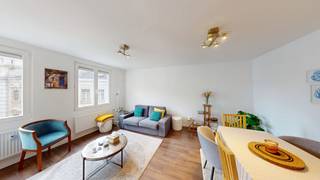 <p>Twee slaapkamer midden in het bruisende Historische Centrum van Antwerpen. <br /><br />Ideaal gelegen nabij het gezellige Hendrik Conscienceplein, wandelend naar de winkelstraten, maar ook gunstig nabij het Centraal Station. <br /><br />Open leefruimte waar gretig zonlicht binnen schijnt met als extra troef de grote raampartijen en gezellige open keuken, voorzien van de gebruikelijke toestellen. Verder twee ruime slaapkamers en een badkamer voorzien van inloopdouche, wastafel en aansluiting voor wasmachine - en droogkast. Separaat toilet. <br /><br />Kortom, ideale verblijf voor rasechte stadsmussen die houden van de Antwerpse hustle and bustle.</p>
