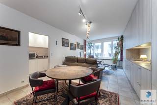 Goed gelegen ruim 2 slaapkamer appartement op de 2de verdieping met zijdelings zeezicht, Op enkele meters van het strand!<br />Indeling: inkomhal met ingemaakte vestiairekast, afzonderlijk toilet, ruime woonkamer met maatkasten, volledig ingerichte nieuwe keuken met toegang tot terras, badkamer met lavabo en douche, 2 slaapkamers met maatkasten en een apart terras. - kelderberging. - autostaanplaats  - EPC: 146kWh/m² (UC:3803714) B LABEL<br /><br />Contacteer PERSPECTIEF VASTGOED – 7 op 7 bereikbaar – voor meer informatie of een bezoek.<br />Bel 050/550.750 of mail naar info@perspectiefvastgoed.be.