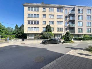 EVERE – Appartement met 2 slaapkamers, balkon, lift en kelder in een rustige straat<br /><br />Gelegen op de 4de verdieping van een gebouw met lift, zal dit lichtrijke appartement van ±70 m² u overtuigen door zijn doordachte indeling, zijn lichtinval en zijn rustige residentiële ligging in Evere.<br /><br />De woning bestaat uit een aangename westgerichte woonkamer, badend in natuurlijk licht in de late namiddag. De volledig uitgeruste open keuken zorgt voor een moderne en gezellige leefruimte.<br /><br />Het appartement beschikt over twee oostgerichte slaapkamers van 14 m² en 9 m², waarvan de grootste directe toegang geeft tot het balkon, ideaal om te genieten van het ochtendlicht. De parketvloeren in de woonkamer, de hal en de slaapkamers versterken het warme karakter van de woning.<br /><br />Daarnaast is er een badkamer met inloopdouche en een afzonderlijk toilet voor optimaal dagelijks comfort.<br /><br />Een private kelder maakt het geheel compleet en biedt extra en praktische bergruimte.<br /><br />Gelegen in een rustige doodlopende straat geniet het appartement van een residentiële omgeving met uitstekende bereikbaarheid. Ideaal gelegen tussen de Haachtsesteenweg en de Leopold III-laan, met snelle toegang tot winkels, openbaar vervoer, scholen en belangrijke verbindingswegen.<br /><br />De woning ligt op slechts 1 km van de Carrefour Hypermarkt Evere en op ongeveer 5 minuten wandelen van de Colruyt aan de Haachtsesteenweg, wat zorgt voor een zeer comfortabel dagelijks leven.<br /><br />De nabijheid van NAVO, Brussels Airport en de Europese instellingen vormt bovendien een belangrijke troef voor investeerders en werkenden in de hoofdstad.<br /><br />Kenmerken:<br />• ±70 m² bewoonbare oppervlakte<br />• 2 slaapkamers (14 m² en 9 m²)<br />• Volledig uitgeruste open keuken<br />• Badkamer met inloopdouche<br />• Apart toilet<br />• Balkon<br />• Private kelder<br />• Lift<br />• Parket in woonkamer, hal en slaapkamers<br />• Westgerichte woonkamer<br />• Oostgerichte slaapkamers<br />• Rustige doodlopende straat<br />• Strategische ligging tussen Haachtsesteenweg en Leopold III-laan<br />• 1 km van Carrefour Hypermarkt Evere<br />• 5 minuten wandelen van Colruyt (Haachtsesteenweg)<br /><br />Ideaal als eerste aankoop of investering.<br /><br />Inlichtingen en bezoeken op aanvraag met Frédéric Top<br />0472.34.44.08<br />frederic.top@weinvest.be