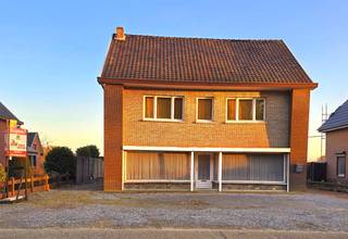 Voor een bezichtiging bel Kim 0473 72 33 62 Zeer ruime woning met vooraan een winkelruimte van 50 m² of een tweede living.Voorheen was hier een...