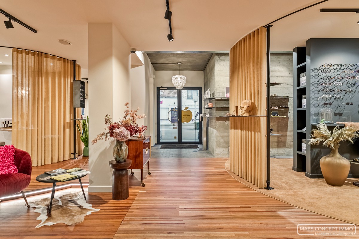 Te koop handelspand op top locatie met bovenliggend ruim appartement - foto 1