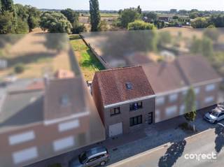 <p><span><br /></span><span>Volledig gerenoveerde, instapklare, eigentijdse gezinswoning met ruime tuin en garage.</span><span> </span></p><p><span>Deze volledig gerenoveerde woning werd met oog voor comfort en kwaliteit aangepakt!<br />Van nieuwe ramen, vloeren, leidingen, electriciteit ( conform!), regenputwater ( 10.000l), badkamer, keuken… : alles werd grondig vernieuwd!<br />Een aangename leefruimte met aansluitend de volledig geinstaleerde, eigentijdse keuken en voorziening voor de wasmachine/droogkast en toegang tot de lichtrijke veranda, die een mooi zicht biedt op het terras en de volledig omheinde ruime tuin, waar men in alle privacy kan genieten van het omliggende groen.<br />Verder beschikt de woning over een garage met een praktische uitweg naar de tuin, evenals een droge kelder.<br />Boven bevinden zich de 3 volwaardige slaapkamers, de nieuwe badkamer met inloopdouche en een apart toilet.<br />Via de vaste trap bereikt men de ruime, geisoleerde zolder, voorzien van nieuwe veluxen, waar je dankzij de mooie ruimte en mogelijkheden de kans hebt om nog 2 extra slaapkamers of een polyvalente ruimte te creëren.<br />De iets hogere epc waarde ( D = GEEN renovatieverplichting! ) is op te lossen door boven CV te plaatsen.</span></p><p><span>Kortom : deze instapklare, vernieuwde woning, met modern wooncomfort, op een centrale ligging, is uw bezoekje meer als waard!<br /> </span></p>