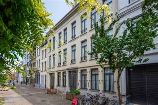<p><span>ANTWERPEN - Bij Oudaan en Mechelseplein</span><span>: Uitzonderlijke meesterwoning in Neoclassicistische stijl in hartje stad met gevelbreedte van 17m, overdekt binnenzwembad, inpandige garage en zuidtuin. EPC Label B</span></p><p><span> </span></p><p><span>BESCHRIJVING:</span></p><p><span> </span></p><p><span>Deze herenwoning bevindt zich in de rustige Aalmoezenierstraat, een doodlopende straat op wandelafstand van het beste dat Antwerpen te bieden heeft. </span></p><p><span>De geveldbreedte van maar liefst ca 17m en vrije hoogtes van 3m maken het ruimtelijk gevoel werkelijk uniek doorheen de volledige de woning. </span></p><p><span>Met een inpandige garage met automatische poort ter beschikking, is parkeren nooit een probleem en tot ontspanning komt u steeds in de ruime zuidtuin met aansluitend overdekt zwembad. </span></p><p><span>Dit aanbod is een echte opportuniteit voor wie royaal wilt leven in de stad. </span></p><p><span> </span></p><p><span>Gelijkvloers:</span></p><p><span>Portaal met doorgang naar tuin.</span></p><p><span>Rechts ruime traphal met vestiaire en toilet.</span></p><p><span>Links zitkamer met toegang tot de garage met dubbele, automatische poort.</span></p><p><span>Rechts van de doorgang bevindt zich de woonkamer met daarachter de keuken. </span></p><p><span>Links van de doorgang is een ruime zitkamer met achteraan aansluitend een aanbouw met groot verwarmd zwembad, beiden uitgevend op de tuin.</span></p><p><span>Terras en aangelegde zuidtuin (ca 220m²) met veel privacy.</span></p><p><span> </span></p><p><span>1° Verdieping</span><span>: </span></p><p><span>Centrale traphal met rechts een bergkamer.</span></p><p><span>Links een ontspanningsruimte.</span></p><p><span>Achteraan, over de volle breedte van het gebouw, ligt een grote ruime kamer met aansluitend een kamer met badkamer.</span></p><p><span> </span></p><p><span>2° Verdieping</span><span>:</span></p><p><span>Volledig hoogwaardig gerenoveerd als appartement met eigen slaapkamer en dressing op prachtige parket. </span></p><p><span>Volledig geïnstalleerde keuken met granieten werkblad en toestellen. Sublieme badkamer met ligbad en inloopdouche op marmer.</span></p><p><span> </span></p><p><span>Zolderverdieping</span><span>:</span></p><p><span>Een kleinere trap geeft toegang tot de enorme zolderverdieping met zeer hoge plafonds.</span></p><p><span> </span></p><p><span>Kelder</span><span>:</span></p><p><span>Ruime kelder met gewelven</span></p><p><span> </span></p><p><span>BIJZONDERHEDEN:</span></p><p><span> </span></p><p><span>- Toplocatie in centrum Antwerpen</span></p><p><span>- Unieke gevelbreedte en gedeeltelijk luxueus gerenoveerd</span></p><p><span>- Inpandige garage en zwembad</span></p><p><span>- Zonnepanelen </span></p><p><span>- Daken geïsoleerd</span></p><p><span>- Weishaupt verwarming</span></p><p><span>- Centraal stofzuigsysteem</span></p>