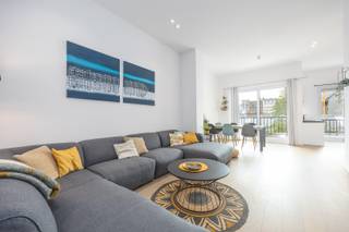 <strong>Appartement entièrement rénové de deux chambres – Quartier Belle Époque</strong><br />Situé au cœur du charmant quartier Belle Époque, cet appartement entièrement rénové de deux chambres se trouve au premier étage d’une petite résidence élégante. L’emplacement allie tranquillité et proximité de la plage, des commerces, des transports en commun et du centre animé d’Ostende.<br /><br />L’appartement a été récemment rénové en profondeur, avec une grande attention portée à la qualité et au confort.<br />Il se compose d’un séjour lumineux et spacieux avec de hauts plafonds et de grandes fenêtres offrant une belle luminosité et donnant accès à des terrasses, d’une cuisine moderne entièrement équipée, de deux chambres agréables, ainsi que d’une salle de bain élégante avec douche à l’italienne, lavabo et toilette séparée.<br />Grâce à sa finition soignée – parquet, matériaux de qualité et décoration contemporaine – cet appartement dégage un mélange unique d’authenticité et de confort moderne.<br /><u><strong>Atouts</strong></u> :
<ul>
	<li>Entièrement rénové – prêt à emménager</li>
	<li>Petite résidence bien entretenue sans syndic (faibles charges)</li>
	<li>Situation calme dans le quartier Belle Époque</li>
	<li>À distance de marche de la mer, des commerces et des transports</li>
	<li>Idéal comme résidence principale, pied-à-terre ou investissement</li>
</ul>
<u><strong>Informations pratiques</strong></u> :

<ul>
	<li>Surface habitable : 84 m² + 12 m² de terrasses</li>
	<li>PEB : 110 kWh/(m² an) – label B</li>
	<li>Installation électrique conforme</li>
	<li>Revenu cadastral non indexé : € 614,00</li>
</ul>