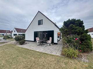 Vakantiewoning te koop in het rustige domein 't Veld in Westende, prachtig gelegen vlak aan de gezellige vijver. Deze charmante woning biedt op...