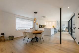 - Maison d'angle avec un emplacement central à Koolskamp : Place du village 18- Étiquette énergétique B, UC : 3787535- Grand séjour avec cheminée au...