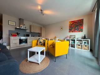 <p><strong>Appartement op de 1ste verdieping (lift aanwezig) met o.a. 1 slaapkamer, ruim zuidgeoriënteerd terras met zicht op groen, kelderberging, gem. fietsenberging & bovengrondse autostaanplaats. Gunstig en centraal gelegen te Geel Punt, op fietsafstand van het centrum van Geel, vlakbij alle invalswegen. EPC: 83 kWh/m² (label A). Gemeenschappelijke kosten: € 25 (forfait). Beschikbaarheid: 01/09/2026.</strong></p>
<p><strong>Ligging: </strong><span>Geel Punt- Het centrum van Geel, openbaar vervoer en faciliteiten zoals winkels en scholen liggen op een fietsafstand van het appartement. Vlotte verbinding naar de autosnelwegen en omliggende gemeenten.</span></p>
<p><strong>Indeling: </strong><span>inkomhal, slaapkamer, badkamer, leefruimte met open keuken, kelderberging, bovengrondse autostaanplaats & gemeenschappelijke fietsenberging.</span></p>
<p><strong>Beschrijving: </strong>dit appartement, gelegen op de 1ste verdieping, geeft via de inkomhal met ingebouwde vestiairekast toegang tot de leefruimte met open keuken. Dankzij de grote schuifraam geniet u van veel lichtinval. Het ruim (13m²) zuidgeoriënteerd terras heeft uizicht op groen. Verder een ruime slaapkamer met aansluitend de badkamer met douche, enkele wastafel in meubel, toilet en aansluiting voor een wasmachine.<br />Ten slotte is er een kelderberging, bovengrondse autostaanplaats & gemeenschappelijke fietsenberging.</p>