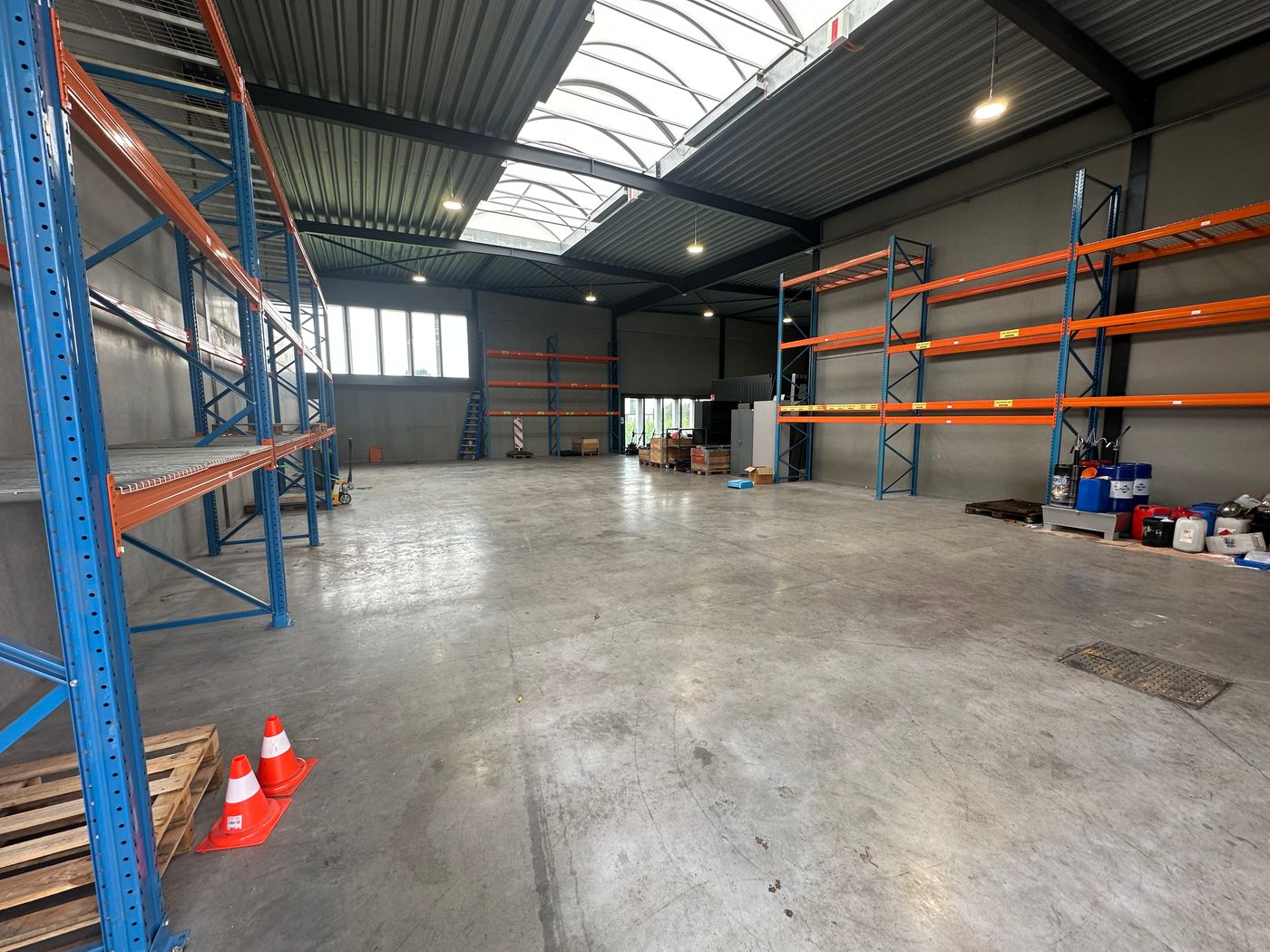 Nieuwbouw KMO-unit van 429 m² met 4 Parkeerplaatsen in Lendelede - photo 5