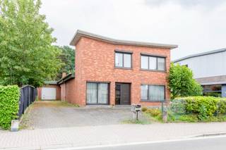 Op een <strong>centrale ligging</strong> in Belsele treffen we deze ruime open bebouwing met een groot magazijn, tal van mogelijkheden en een perceeloppervlakte van maar liefst<strong> ca. 1.673 m²</strong>.<br /><br />Via de inkomhal betreedt u de lichtrijke leefruimte, die aansluit op de keuken. Op het gelijkvloers bevindt zich bovendien een bureauruimte die perfect kan dienen als thuiskantoor, hobbykamer of extra slaapkamer. Verder is er een badkamer aanwezig, wat<strong> gelijkvloers wonen</strong> mogelijk maakt.<br /><br />De ruime veranda vormt een aangename verbinding tussen de woning en de tuin, terwijl het aansluitende terras en de <strong>ruime tuin </strong>met vijver, groenaanleg en tuinhuis u de ideale plek bieden om in alle rust en privacy te genieten van het buitenleven.<br /><br />Op de eerste verdieping bevinden zich <strong>drie volwaardige slaapkamers</strong> en een <strong>tweede badkamer</strong>, uitgerust met een ligbad, toilet en lavabo-meubel.<br /><br />Een absolute troef van deze eigendom is het <strong>magazijn</strong> van ca. 65 m² met sectionale poort. Deze ruimte leent zich uitstekend voor opslag, een zelfstandige activiteit, een atelier of het uitoefenen van een hobby.<br /><br />Hoewel de woning op bepaalde punten kan worden gemoderniseerd, vormt ze een uitstekende basis om verder naar eigen smaak af te werken. Dankzij het EPC-label C is er bovendien geen renovatieverplichting, wat een belangrijke troef vormt voor toekomstige eigenaars.<br /><br /><strong>Troeven</strong>
<ul>
<li>EPC-label C – geen renovatieverplichting</li>
<li>Open bebouwing op ca. 1.673 m²</li>
<li>Magazijn van ca. 65 m² met sectionale poort</li>
<li>Mogelijkheid tot gelijkvloers wonen</li>
<li>Drie volwaardige slaapkamers</li>
<li>Twee badkamers</li>
<li>Centrale ligging nabij winkels, scholen en openbaar vervoer</li>
</ul>
Heb je interesse in deze woning? Neem contact op met Emily voor meer informatie of een bezoek via 0468 30 00 32 of mail naar emily@claves.be