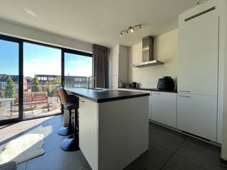 Dit instapklaar appartement, omringd door groen, is gelegen in een recent gebouw (2018) naast de Hobokense Polder.De leefruimte met open keuken en eetruimte baadt in het licht door de grote ramen die leiden naar het ruime terras. Extra comfort dankzij de recent geplaatste airco. Het appartement beschikt over 2 ruime slaapkamers, waarvan 1 eventueel als home office gebruikt kan worden. De moderne badkamer met inloopdouche en dubbele lavabo biedt alle comfort. Apart gastentoilet met handenwasser en berging met aansluiting wasmachine en droogkast.Inbegrepen in de prijs zit ook een autostaanplaats in de ondergrondse garage, een private berging en 2 genummerde fietsplaatsen in de gemeenschappelijke fietsenstalling.Daarnaast beschikt het energiezuinig appartement over een E-peil van E35. Conform dus voor 2050!Wil je jouw eigendom verkopen of zoek je een vastgoedmakelaar voor verhuur of beheer?Abricasa biedt persoonlijke begeleiding bij al uw vastgoedvragen, van begin tot eind.Leer ons kennen!Abricasa – Vastgoed voor generaties: Jouw vastgoedpartner