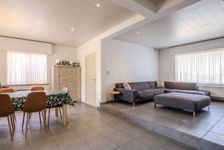 <p><span>Ruime woning met zuid-gerichte tuin.</span></p><p><span> </span></p><p><span>STARTPRIJS: Elk bod boven deze startprijs, wordt voorgelegd aan de eigenaars, die al dan niet kunnen in gaan op dit aanbod.</span></p><p><span> </span></p><p><span>Nabij de Zedelgemsesteenweg, op korte afstand van het centrum, winkels en openbaar vervoer, en op 10 min van de op - en afrit E40/E403 vinden we deze verrassend ruime gezinswoning terug.</span></p><p><span> </span></p><p><span>Indeling als volgt: aparte inkomhal, trappenhal, lichtrijke woonkamer met zithoek en eetplaats, aansluitend de uitgeruste keuken met eetplaats. Wasplaats, toilet, badkamer met dubbel wastafel, douche en vervolgens de master bedroom. </span></p><p><span> </span></p><p><span>Op het verdiep vinden we 3 slaapkamers terug (2 ruime en 1 kleinere kamer).</span></p><p><span> </span></p><p><span>Buiten werd er een nieuwe oprit aangelegd met nieuwe carport. De aparte garage doet op heden dienst als opbergplaats. De grote troef is de zuid-gerichte, goed onderhouden tuin dat grenst aan agrarisch gebied. </span></p><p><span> </span></p><p><span>CV op gas. EPC kan eenvoudig naar een C-label worden geoptimaliseerd door bijvoorbeeld het plaatsen van zonnepanelen. </span></p><p><span> </span></p><p><span> Contacteer Emile voor een bezoek: 0492 08 08 08 emile@correctvastgoed.be</span></p><p><span> </span></p><p><span> Online schattingstool: https://www.correctvastgoed.be/schatting</span></p>