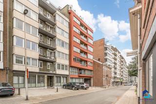 In het historisch centrum van Tongeren, gelegen aan de Achttiende Oogstwal 35 bus 2 vinden we dit instapklaar drieslaapkamerappartement terug...