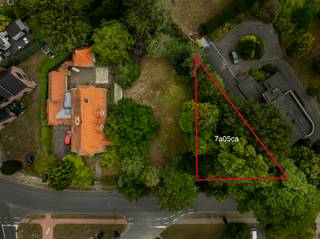 Grond, gelegen in een recente verkaveling, te koop voor het bouwen van een 3 gevelwoning met een tuin aan de achterkant van de woning en aan...