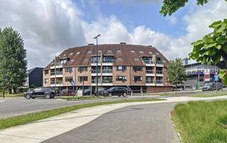 Gezellig duplex-appartement met prachtig zicht bestaande uit een inkomhal met afzonderlijk toilet, lichtrijke leefruimte met eet-en zithoek +...