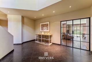 Voor meer info en foto’s, surf naar www.swevers.be – Deze tijdloze villa is gelegen op een unieke locatie omgeven door groen in exclusief woonparkgebied in Viversel. De woning straalt klasse uit en biedt tegelijk een warme, uitnodigende sfeer. Met een bewoonbare oppervlakte van 275 m² op een zuidgericht perceel van 28a69 geniet u hier van een comfortabele woonomgeving omringd door groen. De woning verwelkomt u in een statige inkomhal met elegante trap. Via dubbele glazen deuren bereikt u de ruime en lichtrijke leefruimte van 65 m², met zicht op het terras en omliggend groen. De vernieuwde keuken van 30 m² is volledig uitgerust en praktisch ingericht, met naastgelegen berging/wasplaats en dubbele inpandige garage. Op het gelijkvloers vindt u ook een bureauruimte, ideaal voor thuiswerk. Op de verdieping zijn er vier slaapkamers van 17 m² tot 24 m². De masterbedroom beschikt over een aansluitende dressing en badkamer met bad en douche, die reeds werd gerenoveerd. Twee ruime slaapkamers grenzen aan elkaar en delen een douchekamer. De 4e slaapkamer doet in dit geval dienst als hobbykamer. De tuin rondom de woning zorgt voor een sterke connectie tussen binnen en buiten en biedt alle privacy om van het buitenleven te genieten. De ligging is vlot bereikbaar, op 2 km van de snelweg, met openbaar vervoer op 400 meter en ontspanning, restaurants en sportfaciliteiten op 1 km. Voor meer informatie, bel 011 255 155. Bron bewoonbare oppervlakte: EPC – verslag.