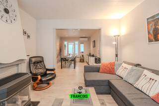 Dit instapklare gelijkvloersappartement in een kleinschalige residentie in Gentstraat 7 werd volledig gerenoveerd en combineert hedendaags comfort met een uitstekende energiezuinigheid (EPC A – 100 kWh/m²!!). Met een bewoonbare oppervlakte van 87 m² is dit een ideale woonst voor zowel eigen gebruik als investering.<br /><br />Het appartement is gelegen op een toplocatie pal in het centrum vlakbij centrum, strand, park, vernieuwd casino en openbaar vervoer!<br /><br />Bij het binnenkomen merkt u meteen de frisse en moderne afwerking op: nieuwe vloeren, vernieuwde plafonds, volledig geschilderd en uitgerust met een nieuwe keuken+badkamer en nieuwe ramen. Bovendien werden alle buitenmuren langs binnen geïsoleerd, wat bijdraagt aan het gunstige EPC. Daarnaast is ook de elektriciteit conform en is het appartement asbestveilig.<br /><br />De lichtrijke leefruimte beschikt vooraan over een gaskachel en wordt verder ondersteund door een warmtepomp (verwarming en koeling) met vier binnenunits, die bovendien op afstand bedienbaar zijn.<br /><br />Het appartement telt twee ruime slaapkamers en biedt daarnaast een terras/koer (met berging), ideaal voor buitenruimte en ontspanning.<br /><br />Opbergruimte is hier ruim voorzien:<br /><br />Zeer grote berging (voor fietsen op gelijkvloers)<br /><br />Extra buitenberging<br /><br />Kelderberging<br /><br />Als extra pluspunt kunnen de meubels worden overgenomen, wat deze eigendom nog aantrekkelijker maakt voor wie zorgeloos wil verhuizen of verhuren.<br /><br />Kortom, een volledig vernieuwd en energiezuinig appartement op het gelijkvloers, met veel praktische ruimte en moderne technieken.<br /><br />Voor meer informatie of een bezoek kunt u contact opnemen met Inti via inti@immofrancois.be<br /><br /> of 0499 74 89 74.<br /><br />