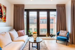 Trendy appartement op de tweede verdieping van een kleinschalige realisatie met een hedendaagse architectuur.<br /><br />Een uiterst interessante ligging in de Lange Elzenstraat, op een boogscheut van het Hof van Leysen, de Markgravelei, de Singel en het Zuid.<br />Deze rustige en gezellige woonbuurt kenmerkt zich door de vele pleintjes, buurtwinkels, speelpleintjes en goede verbindingsmogelijkheden.<br /><br />Het appartement van ca 48 m² (cfr. EPC) beschikt over een zeer lichte leefruimte dankzij kamerbrede raampartijen en een lichte parketvloer.<br />Aansluitend bevindt zich een strakke open keuken, voorzien van kookplaat, oven, koelkast met vriesvak en vaatwasser.<br /><br />Vanuit de slaapkamer heeft u toegang tot het gezellige zonneterras. Dankzij de zuidwestelijke oriëntatie kan u hier genieten van de namiddag- en avondzon. De naastgelegen badkamer is voorzien van douche en lavabomeubel.<br /><br />Een apart toilet en bergruimte met aansluitingen voor wasmachine en droogkast vervolledigen het appartement.<br /><br />Gemeenschappelijke fietsenberging.<br /><br />Gemeenschappelijke lasten: 40 Euro per maand.<br />Alle nutsvoorzieningen (gas, elektriciteit en water) zijn privé op te nemen door de huurder.<br /><br />Beschikbaar vanaf 1 september 2026.