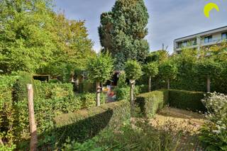 <p><span>Op de grens van Edegem en Hove bieden wij u deze op te frissen gezinswoning (144m²) aan op een perceel van 367m². Achter de woning is er een prachtig aangelegde tuin met verschillende terrassen, een veranda en tuinbergingen.</span></p><p><span>De woning is gelegen op een centrale locatie, op wandelafstand van het centrum van Edegem en Hove, in directe nabijheid van het station van Hove, winkels, scholen, verbindingswegen, ...</span></p><p><span>Tevens op wandelafstand vindt u de Romeinse Put waar u kan genieten van groen en rust!</span></p><p><span> </span></p><p><span>De woning zelf werd opgebouwd in 1935 en doorheen de jaren altijd goed onderhouden. Enige opfrissing is wel aan de orde.</span></p><p><span>Op heden beschikt de woning over dubbele beglazing met aluminium schrijnwerk, er ligt gas in de woning maar de woning wordt op heden verwarmd met airco's. De elektriciteit is niet conform aan de voorschriften van het AREI.</span></p><p><span> </span></p><p><span>Indeling:</span></p><p><span> </span></p><p><span>We betreden de woning in de centrale inkomhal. Verder door in de hal is er toegang naar de droge kelder (12m²).</span></p><p><span>Aan de rechterzijde van de woning bevindt zich de leefruimte. De klassieke indeling verdeelt de leefruimte in een zitsalon en een eetkamer.</span></p><p><span>Aansluitend aan de eetkamer is er een ruime ingerichte keuken voorzien van alle comfort. Tevens vinden we op het gelijkvloers de ingerichte badkamer met vernieuwde inloopdouche.</span></p><p><span>Een aparte berging beschikt over aansluiting voor was-en droogmachine.</span></p><p><span> </span></p><p><span>Op de eerste verdieping zijn er op heden 2 volwaardige slaapkamers, één kleine slaapkamer en een derde tussenkamer (tussen de grote slaapkamers).</span></p><p><span> </span></p><p><span>De woning is beschikbaar bij akte!</span></p><p><span> </span></p><p><span>Graag som ik de troeven van deze woning nog eens op voor u:</span></p><p><span> </span></p><ul><li><span>Centrale locatie, op wandelafstand van het station en centrum van Hove, in directe nabijheid van winkels, scholen, verbindingswegen, ...</span></li><li><span>Perceel van 367m² met prachtig aangelegde tuin</span></li><li><span>Ruime leefruimte + grote leefkeuken + veranda</span></li><li><span>Overal dubbele beglazing met aluminium schrijnwerk</span></li></ul><p><span> </span></p><p><span>EPC 265 kWh/m² jaar (C-label)</span></p><p><span>P-score: A, G-score: A</span></p><p><span> </span></p><p><span>Voor een bezoek ter plaatse kan u ons contacteren op het nummer 03 449 42 41 of mail ons via hallo@habicom.be.</span></p><p><span>Benieuwd naar de waarde van jouw woning?  Check het gratis op <span>www.watismijnhuiswaard.be</span></span><span> </span></p><p><span> </span></p>