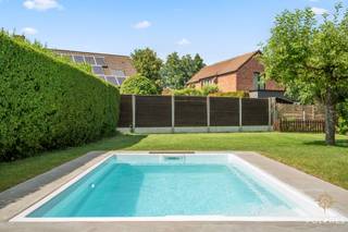 Kijkdag maandag 17/08 **** reservatie via www.polares.eur ****<br /> Modern, stijlvol en tot in de puntjes afgewerkt: deze prachtige bungalow werd recent volledig gerenoveerd en is werkelijk 100% instapklaar. Vanaf het eerste moment straalt de woning een warme en uitnodigende sfeer uit. Zodra de inkomhal met vestiaire en gastentoilet wordt betreden, voelt het meteen als thuiskomen.<br /><br />De lichtrijke leefruimte vormt samen met de open, eigentijdse keuken het kloppende hart van de woning. Dankzij de doordachte indeling en hoogwaardige afwerking sluiten comfort en gezelligheid hier naadloos op elkaar aan.<br /><br />Verder beschikt de woning over drie volwaardige slaapkamers en een stijlvolle badkamer die voorzien is van alle hedendaags comfort. Werkelijk alles werd met oog voor detail vernieuwd, waardoor enkel nog de eigen meubeltjes geplaatst moeten worden om meteen te genieten van een zorgeloze nieuwe thuis.<br /><br />Ook buiten laat deze eigendom een blijvende indruk na. Het prachtig aangelegde terras achteraan nodigt uit tot lange zomeravonden, terwijl het zwembad, de buitendouche en het aparte buitentoilet zorgen voor een echt vakantiegevoel in eigen tuin.<br /><br />Een instapklare parel waar modern wooncomfort, een kwalitatieve renovatie en een sfeervolle buitenbeleving perfect samenkomen.