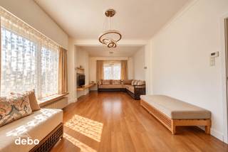 <br /><strong>Vrijstaand wonen met ruimte om er helemaal uw thuis van te maken</strong><br />Op een mooi perceel van 545 m² vindt u deze alleenstaande woning met verrassend veel ruimte en tal van mogelijkheden.<br />Binnen geniet u van een lichtrijke leefruimte, 3 slaapkamers, een praktische kelder en een ruime zolder met vaste trap. Ook buiten is er aan comfort geen gebrek dankzij de oprit en carport, waardoor er voldoende parkeergelegenheid is.<br />De woning biedt een mooie basis voor wie graag een thuis volledig naar eigen smaak wil inrichten. Met wat vernieuwing en persoonlijke accenten kan hier een bijzonder gezellige woning ontstaan waar u jarenlang van kunt genieten.<br />Een fijne combinatie van ruimte, rust en potentieel, op een centrale ligging in Sint-Eloois-Winkel.<br /><strong>Nieuwsgierig naar wat deze woning allemaal te bieden heeft? Kom ze zelf ontdekken tijdens een bezoek. Bel 0495 53 48 65 voor een afspraak.</strong><br />