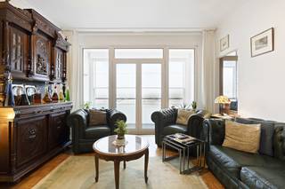 Op de 14e verdieping van een net onderhouden gebouw met lift, conciërge en pakjesdienst bevindt zich dit recent en volledig gerenoveerd...