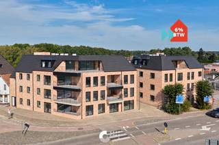 In Residentie Cauliller Poort vind je dit zeer ruime penthouse met 3 slaapkamers op de bovenste verdieping van Blok A. Dankzij de royale leefruimtes en de vele praktische bergruimtes geniet je hier van een uitzonderlijk comfortabele woonbeleving.<br /><br />Indeling:<br />- Inkomhal<br />- Zeer ruime open leefruimte met zithoek, eetkamer en keuken<br />- Wasplaats/berging<br />- Berging<br />- Technische ruimte<br />- Slaapkamer 1<br />- Slaapkamer 2<br />- Slaapkamer 3<br />- Badkamer met 2de toilet<br />- Apart toilet<br />- Terras<br /><br />Troeven:<br />+ Afwerking zelf te kiezen <br />+ Ruime leefruimte<br />+ Praktische wasplaats, berging en technische ruimte<br />+ Groot zuidgericht terras<br />+ Energiezuinig: warmtepomp, vloerverwarming, vloerkoeling, ventilatie en zonnepanelen<br />+ E-peil <20: 50% vermindering op de onroerende voorheffing gedurende 5 jaar<br />+ Ondergrondse parking en berging, bereikbaar via het binnenplein<br />+ Centrale ligging in Kaulille<br />+ Aankoop aan 6% btw mogelijk onder voorwaarden, ook voor investeerders<br /><br />Prijsberekening incl. kosten, parking en berging bij 6% btw: €618.210,0<br /><br />Wil jij graag de sfeer van Residentie Cauliller Poort ervaren? Contacteer ons en wij helpen je graag dichtblij verder!