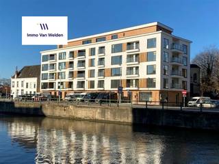 Bent u op zoek naar een ruime handelszaak in het hart van Oudenaarde? Wij bieden een uitstekende ruimte te huur aan op de Marlboroughlaan. Dit moderne en goed onderhouden pand is ideaal voor ondernemers die op zoek zijn naar een efficiënte en representatieve werkplek.Kenmerken:Locatie: Marlboroughlaan 2, OudenaardeBruto oppervlakt :150m²voorheen kapsalonOverige Details:Centrale liggingGeschikt voor diverse bedrijfsactiviteitenGeen extra algemene onkostenAarzel niet om contact met ons op te nemen voor meer informatie of om een bezichtiging te regelen. Deze kantoorruimte is beschikbaar voor serieuze ondernemers die streven naar een professionele en comfortabele werkomgeving. Voldoende parkeermogelijkheden (14 niet betalende publieke parkeerplaatsen voor het gebouw - in een straal van 100m gratis openbare parking). Beschikbaar.