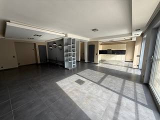 <p>Stijlvol 3 slaapkamerappartement met grote tuin en magazijn.</p><p>Dit ruime appartement op de eerste verdieping is gelegen aan de wijk Silsburg te Deurne. Het biedt ongeveer 60m² aan lichte leefruimte, een oostgericht terras en een uitstekende ligging op wandelafstand van het openbaar vervoer.</p><p>Het appartement</p><p>Bij het binnenkomen wordt u verwelkomd in een ruime inkomhal met een ingemaakte vestiairekast, die zorgt voor voldoende opbergruimte.</p><p>De lichte en ruime leefruimte van ongeveer 60 m² vormt het hart van het appartement en sluit naadloos aan op de open keuken. De keuken beschikt over voldoende kasten, een inductiekookplaat en een telescopische dampkap.</p><p>Het oostgerichte terras is een absolute troef en de ideale plek om te ontspannen en te genieten van de ochtend- en avondzon.</p><p>Aan de achterzijde van het appartement bevinden zich drie slaapkamers, waarvan één beschikt over ensuite badkamer.</p><p>De ensuite badkamer biedt alle comfort en beschikt over een ligbad en dubbele wastafel. De tweede badkamer beschikt eveneens over een wastafel en ruime inloopdouche. Hiernaast bevindt zich ook een apart toilet.</p><p>Daarnaast is er een aparte berging/wasplaats met een verhoging voor wasmachine en droogkast. Er is eveneens nog een afzonderlijk gastentoilet met handenwasser.</p><p>Tuin + magazijn<br />Het appartement beschikt over een grote garagepoort die toegang biedt tot de doorrit naar de onderhoudsvriendelijke tuin met groot magazijn van 40m2 met aansluitingen voor water en stroom.<br />Verder zijn er op het gelijkvloers ook nog 2 aparte bergingen waarvan één met toegang tot de tuin.</p><p>Extra informatie</p><p>3 slaapkamers<br />Ruime leefruimte van ongeveer 60 m²<br />Oostgericht terras<br />2 badkamers<br />2 aparte toiletten waarvan 1 met handenwasser<br />Grote tuin met magazijn.<br />Autostaanplaatsen.</p><p>Beschikbaar bij verlijden akte</p>