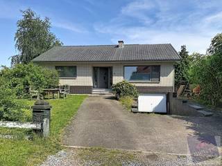 Bent u op zoek naar een woning die u volledig naar eigen smaak kunt renoveren? Dan is deze gelijkvloerse open bebouwing aan de Stokrooieweg 22 in Hasselt zeker een bezoek waard.<br /><br />De woning is gelegen op een mooi perceel van maar liefst 10a 08ca en geniet van een gunstige ligging. U woont hier in een groene en rustige omgeving, terwijl het centrum van Hasselt, winkels, scholen en belangrijke invalswegen vlot bereikbaar zijn. Ook de nabijheid van Stokrooie, natuurgebieden en recreatiemogelijkheden zorgt voor een aangename woonomgeving.<br /><br />Met een bewoonbare oppervlakte van 105 m² (volgens EPC) biedt deze woning een praktische indeling en tal van mogelijkheden voor wie op zoek is naar een renovatieproject met potentieel.<br /><br />Bij het betreden van de woning komt u terecht in de inkomhal die toegang biedt tot de ruime leefruimte. Aansluitend bevindt zich de keuken, die geniet van een mooi zicht op de tuin en rechtstreeks toegang verleent tot het terras en de buitenruimte. Via de leefruimte bereikt u de nachthal, die toegang geeft tot twee ruime slaapkamers en een badkamer uitgerust met een ligbad.<br /><br />Een extra troef is de inpandige garage, die niet alleen praktische parkeergelegenheid biedt, maar tevens toegang geeft tot de kelder die zich onder de volledige woning uitstrekt. Deze ruime kelder zorgt voor een uitzonderlijke hoeveelheid opslagruimte en biedt bijkomende mogelijkheden.<br /><br />Met een EPC-label F geldt voor deze woning een renovatieverplichting, maar dit biedt meteen ook de kans om de woning volledig te moderniseren en energiezuinig in te richten volgens uw eigen wensen en noden.<br /><br /><strong>Troeven:</strong>
<ul>
<li>Open bebouwing</li>
<li>Perceel van 10a 08ca</li>
<li>105 m² bewoonbare oppervlakte (volgens EPC)</li>
<li>Twee ruime slaapkamers</li>
<li>Inpandige garage</li>
<li>Volledig onderkelderd</li>
<li>Rustige ligging met vlotte bereikbaarheid</li>
<li>Ruime tuin</li>
<li>Renovatieproject met veel potentieel</li>
</ul>
Bent u op zoek naar een woning die u volledig naar uw hand kunt zetten op een ruim perceel in Hasselt? Neem dan vandaag nog contact op met ons kantoor voor meer informatie of een bezichtiging.
