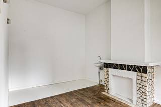 <p>Sommige woningen pakken je meteen bij de voorgevel. Deze is er zo eentje.</p>
<p>Met haar brede gevel steekt deze woning in de Helmstraat meteen de hand uit naar nieuwe eigeaars. En wie binnentreedt, ontdekt hoe slim je 103m² kunt ordenen over maar liefst drie verdiepingen.</p>
<p>Op het gelijkvloers wacht je een flexibele indeling met twee volwaardige kamers, ideaal als slaapkamer, bureau of hobbyruimte, al naargelang je noden. Het toilet op dit niveau is een extra praktisch pluspunt.</p>
<p>De eerste verdieping is waar het leven zich afspeelt. Een lichte, open leefruimte met een gezellige woonhoek, een open eetplaats en een volwaardige keuken. Alles naadloos op elkaar afgestemd, klaar voor zowel de doordeweekse avond als het gezellige weekendmaal.</p>
<p>Nog hoger, op de tweede verdieping, tref je de derde kamer aan, rustig en apart. Aansluitend de badkamer: een eigen plek om tot rust te komen, ver van het dagelijkse gewoel.</p>
<p>En dan is er nog de kelder. De stille held van elke woning. Stockageruimte, en eigenlijk gewoon die welverdiende extra m2 meter die je altijd tekortkomt. Met 2 toiletten verspreid over de woning, loopt het huishouden, groot of klein, altijd vlot.</p>
<p>EPC: 275kWh/m2 <br />Elektriciteit conform</p>
<p>Wg, Gvkr, Gvv, Vv, Gmo</p>