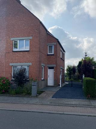 Deze recent gerenoveerde en instapklare halfopen woning bevindt zich in het rustige Wontergem, nabij Deinze. De woning combineert gezellig wonen...