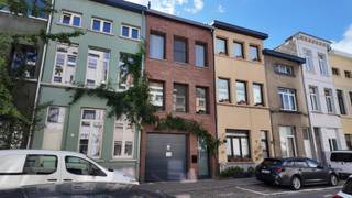 Ruime bel-etage te koop in Antwerpen — €419.000<br /><br />Van Urselstraat, 2060 Antwerpen<br /><br />Op zoek naar een ruime, karaktervolle woning op een centrale locatie? Deze verzorgde bel-etage werd in 2020 kwalitatief gerenoveerd en combineert comfort, ruimte en een aangename uitstraling.<br /><br />Troeven :<br />• Ca. 180 m² totale oppervlakte<br />• 3 slaapkamers, waarvan momenteel één als dressing ingericht<br />• Zonnig, zuidwestelijk georiënteerd terras<br />• Kwalitatieve parketvloer<br />• Miele-keukentoestellen & gasfornuis<br />• Ruime eigen garage<br />• Grote berging met toilet en aansluitingen voor wasmachine/droogkast<br />• Droge kelder onder de volledige woning<br />• EPC-label B<br />• Asbestvrij<br />• Elektrische installatie gekeurd<br />• Rolluiken<br />• Karaktervolle gevel en verzorgde afwerking<br /><br />Achteraan grenst de woning aan een groen steegje met een klein pleintje. Een rustige plek met extra groen en privacy, ondanks de ligging in de stad.<br /><br />Centrale ligging :<br />5 min. fietsen naar de Meir<br />10 min. fietsen naar het bruisend zuid<br />Metrohalte & Velo-station op wandelafstand<br />5 min. fietsen of 15 min. wandelen naar station Antwerpen-Centraal<br /><br />De combinatie van de ruime garage, berging, kelder, zonnig terras en centrale ligging maakt deze woning ideaal voor wie comfortabel en rustig in Antwerpen wil wonen.<br /><br />Vraagprijs: €419.000<br /><br />Interesse of graag een bezoek plannen? <br />shauniboya@gmail.com of 0496204201<br />