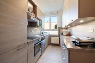 <p><strong>Te koop: instapklaar halfopen appartement in het centrum van Vilvoorde, op Franklin Rooseveltlaan 51.</strong></p><p>Dit appartement, gebouwd in 1959, ligt op wandelafstand van scholen, openbaar vervoer, park, treinstation en belangrijke invalswegen. Dankzij de centrale ligging geniet u van alle voorzieningen binnen handbereik. Het pand is volledig instapklaar en biedt bovendien de mogelijkheid om een garagebox aan te kopen voor €30.000.</p><p><br /></p><p><strong>Indeling:</strong></p><p>• Inkomhal (9,6 m²) met parlofoon en ingemaakte kasten</p><p>• Woonkamer (23,2 m²) met aangename lichtinval</p><p>• Keuken (6,8 m²) uitgerust met dubbele spoelbak, vaatwasser, dampkap, oven en inductiekookplaat</p><p>• Badkamer (5,2 m²) met douche, wastafel in meubel, aansluiting voor wasmachine en droogkast</p><p>• Slaapkamer (10,5 m²)</p><p>• Slaapkamer (17,6 m²)</p><p>• Individuele kelder (5,0 m²)</p><p>• Garage (15,9 m²) optioneel aan te kopen</p><p><br /></p><p><strong>Troeven:</strong></p><p>• Gelegen in het centrum van Vilvoorde</p><p>• Volledig instapklaar</p><p>• Mogelijkheid tot aankoop garagebox (€30.000)</p><p><br /></p><p><strong>Neem vandaag nog contact op met Selena Perez y Latorre via +32 2 335 11 13 voor een bezoek.</strong></p><p>JOUW DROOMAPPARTEMENT. ZO GEVONDEN!</p>